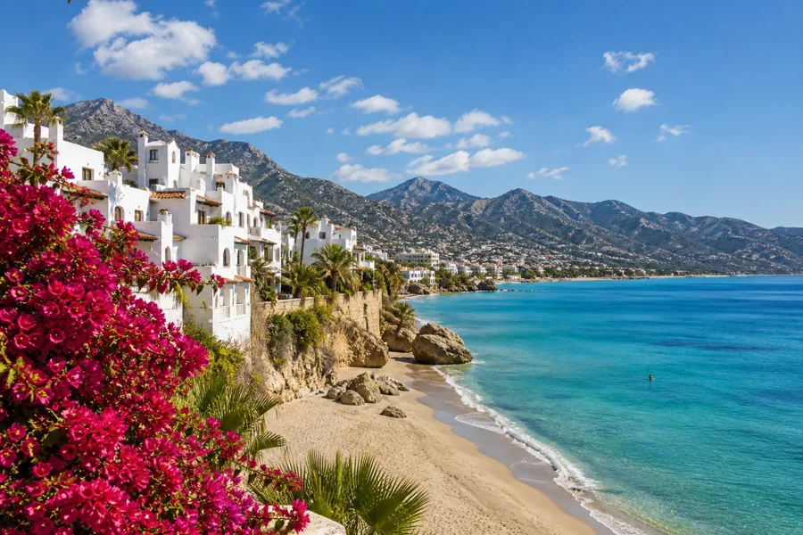 Weiße andalusische Häuser an der sonnigen Costa del Sol