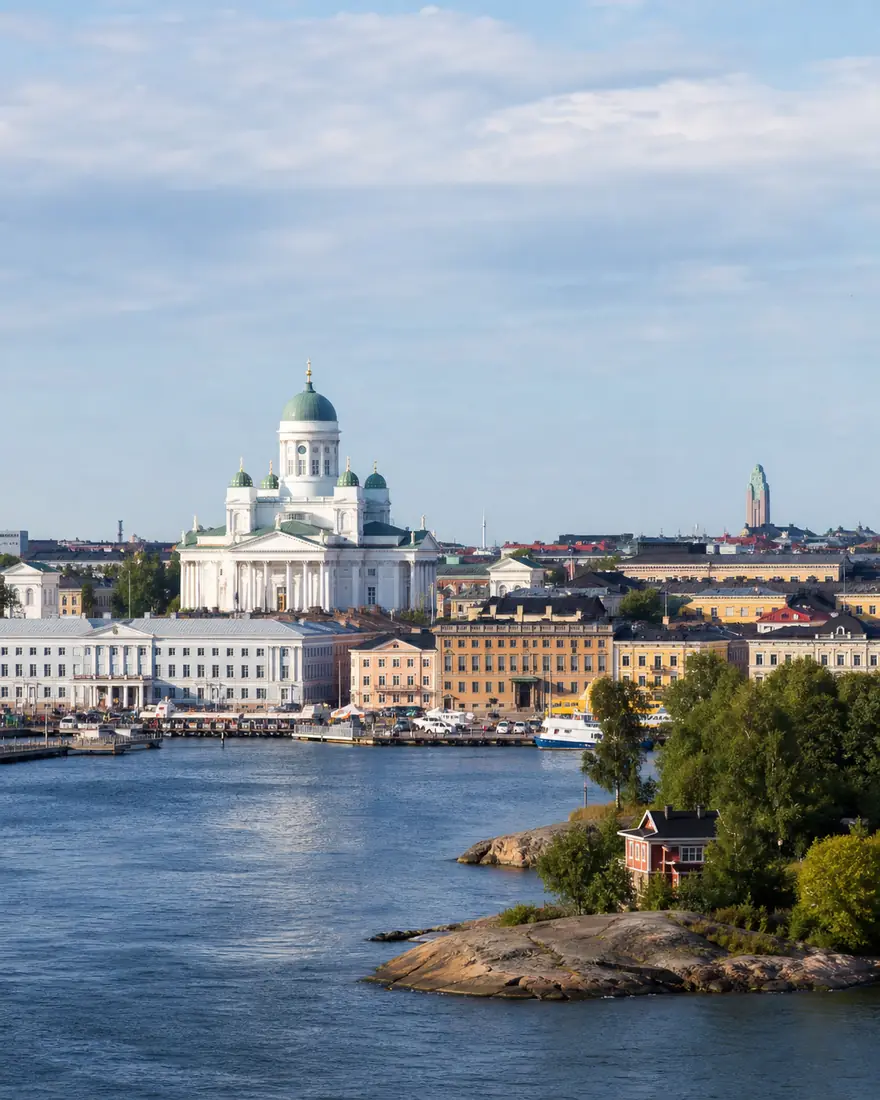 Helsinkis helle Architektur am Wasser unter klarem nordischem Sommerhimmel