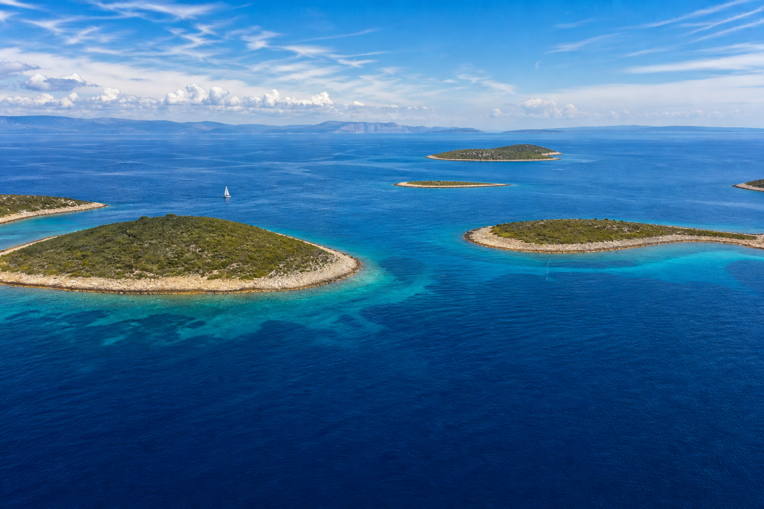Kroatische Adriainseln im klaren blauen Meer
