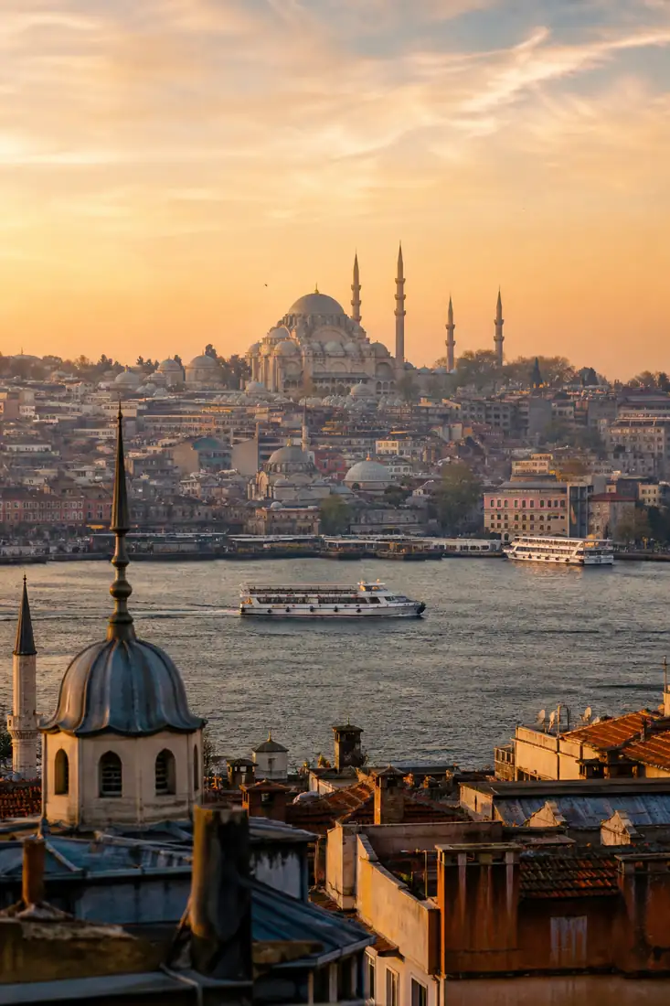Historische Skyline Istanbuls mit Moscheen, Bosporus und Fähren im warmen Morgenlicht
