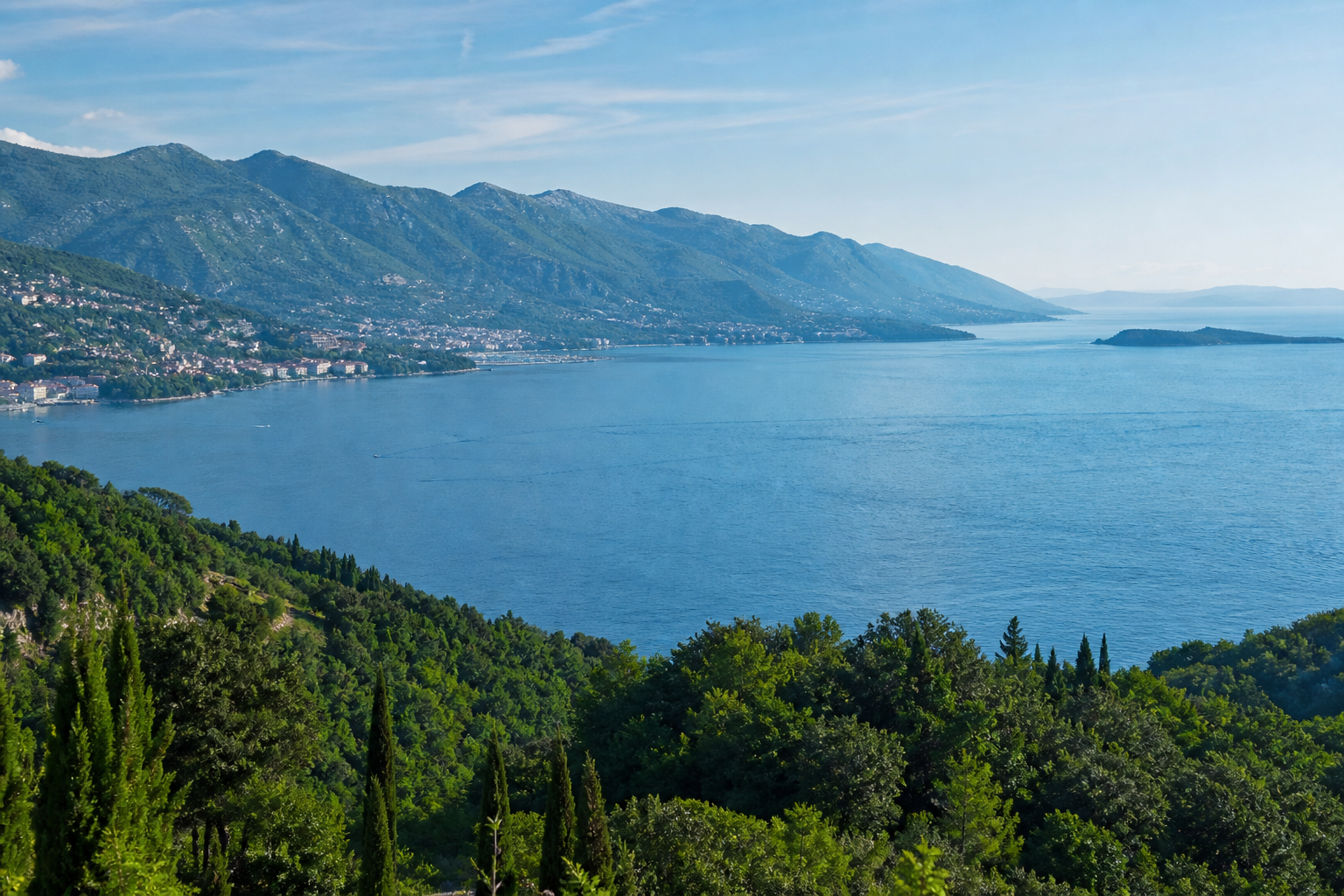 Kvarner-Bucht mit bewaldeter Küste und Bergen