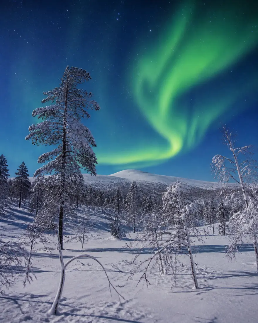 Verschneite Fjelllandschaft und Nordlicht im finnischen Lappland